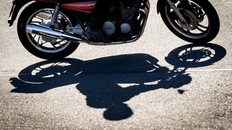 Eine wilde Verfolgungsjagd lieferte sich die Polizei mit einem unbekannten Motorradfahrer. (Symbolbild)