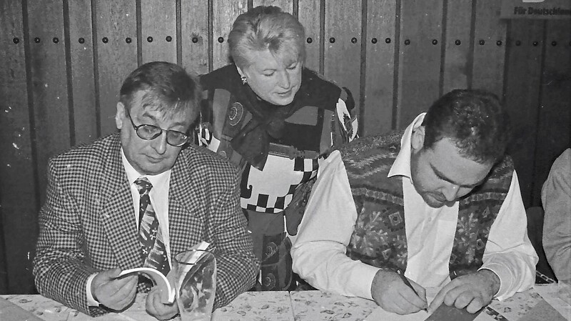Zum 50. Jahrestag der SPD-Wiedergründung in Osterhofen präsentierte Bernhard Taubenberger (r.) sein Buch "Vorwärts und Freiheit" über 50 Jahre SPD Osterhofen; hier beim Buchsignieren am 2. Januar 1996 mit Ortsvorsitzendem Jakob Irber und MdB Bruni Irber.