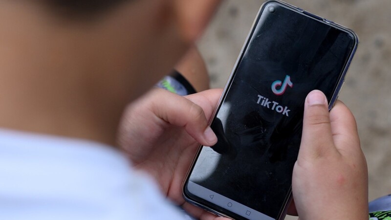 TikTok wird insbesondere von Teenagern genutzt, die auf dem Smartphone Videos aufnehmen und diese dann hochladen.