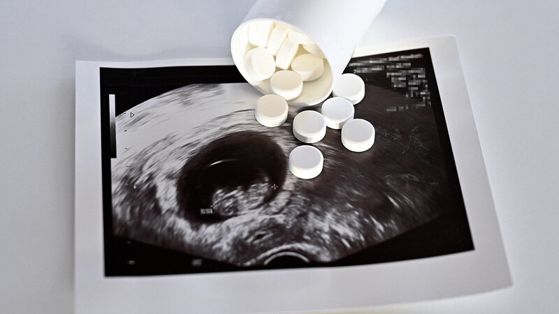 Ein medikamentöser Schwangerschaftsabbruch ist in Deutschland nur bis zum Ende der neunten Schwangerschaftswoche nach Beginn der letzten Menstruation erlaubt.