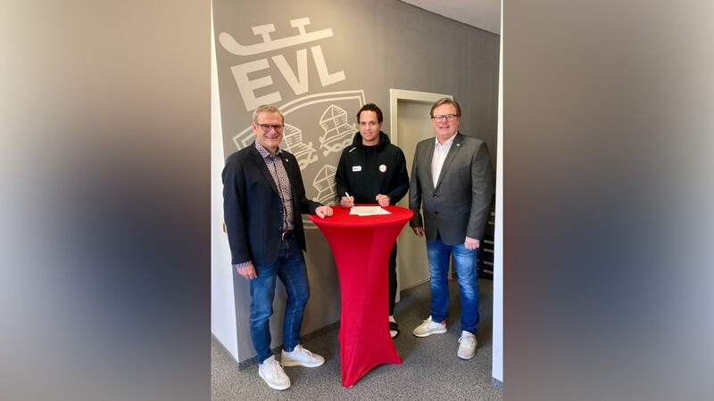 Axel Kammerer (Sportlicher Leiter EV Landshut, v.l.), Marcus Power und Cheftrainer Leif Carlsson bei der Vertragsunterzeichnung.