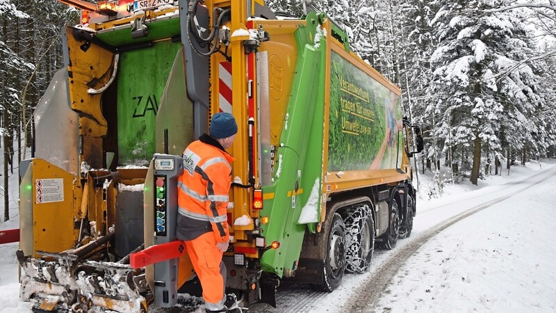 Auch mit Schneeketten sind die Fahrzeuge des ZAW ausgestattet, um im Winter die Steigungen im Landkreis bewältigen zu können.