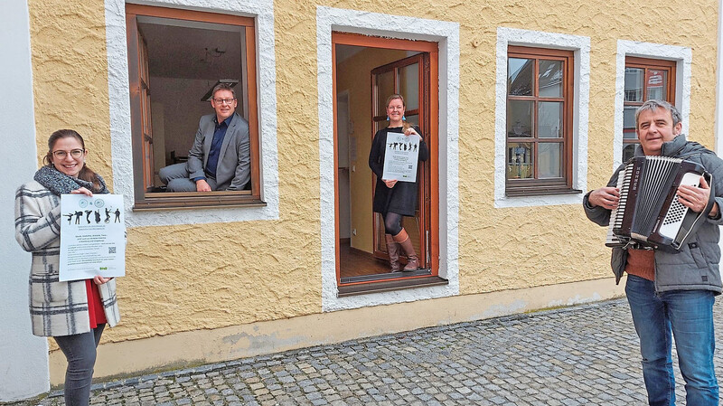 Ritsch Ermeier (rechts) spielt schon mal ein "Kultur vor dem Fenster"-Standerl für Bürgermeister Helmut Fichtner (2. v. l.) und die Kulturreferentinnen Maureen Sperling (3. v. l.) und Katharina Schweigard (links).