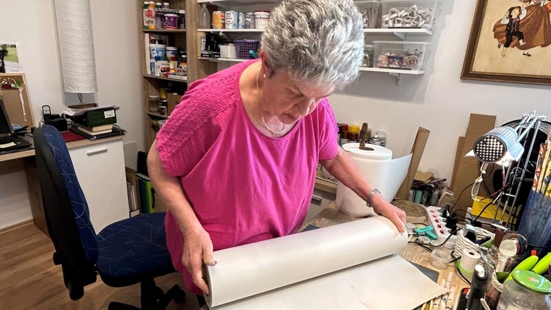 Das Straubinger Tagblatt hat Gerda Huber Restpapierrolle gespendet. Neue Ideen für schmucke Zier- und Dekoartikel aus Papier hat sie schon im Kopf.