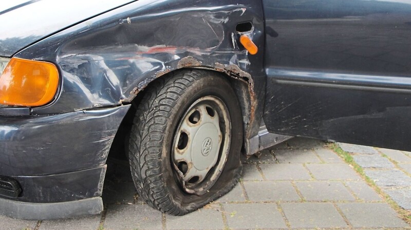 An dem nicht mehr fahrbereiten VW Polo (Zeitwert 500 Euro) entstand Totalschaden.