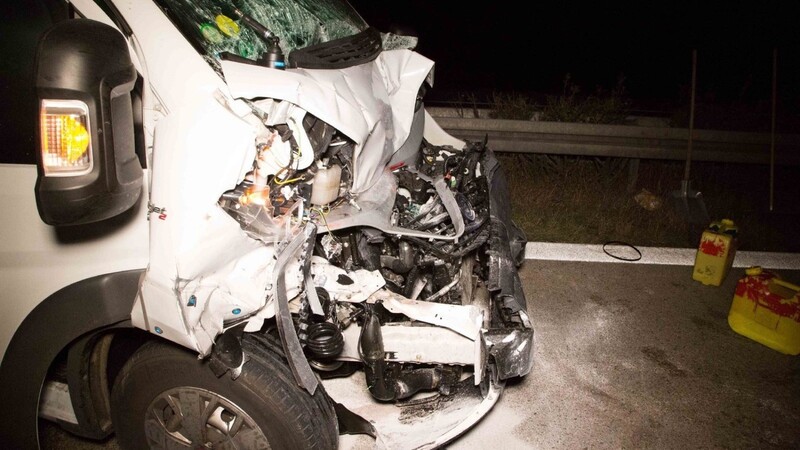 Schwerer Unfall am Donnerstagabend auf der Autobahn A92 auf Höhe Postau im Landkreis Landshut.