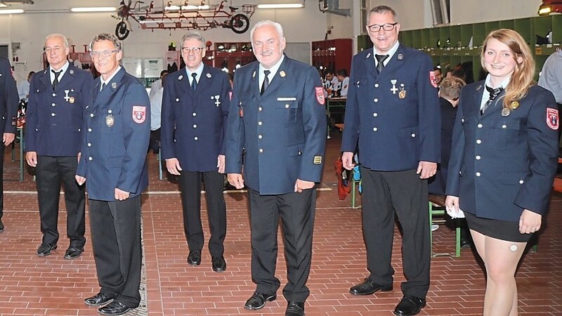 Bürgermeister Stefan Haberl (l.) mit den für 30, 35 und 40 Jahre aktiven Dienst geehrten Feuerwehrmitgliedern.