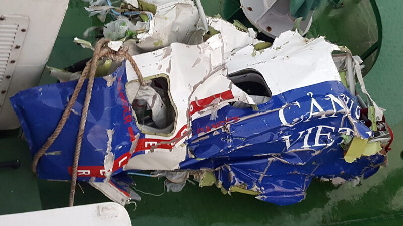 Ein Flugzeug der Küstenwache, CASA-121 mit der Nummer 8983, ist am 17. Juni auf der Suche nach dem Kampfpiloten, der sich drei Tage zuvor aus seinem abgestürzten Flugzeug gerettet hatte, selbst abgestürzt.