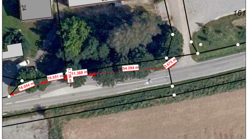 In diesem Bereich am Ortsende von Hainsbach Richtung Metting wird ein geschotterter Fußweg errichtet.