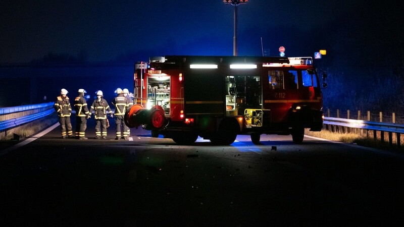 Die Feuerwehr musste am Samstagabend zu einem Dachstuhlbrand in Rannertshofen ausrücken. (Symbolbild)