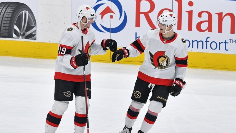 Drake Batherson (links) und Tim Stützle bejubeln einen Treffer der Ottawa Senators.