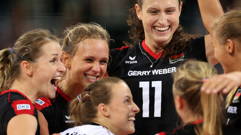 Die deutsche Volleyball-Nationalmannschaft der Frauen will am 25. Juli in Vilsbiburg jubeln. (Foto: Friso Gentsch/dpa)