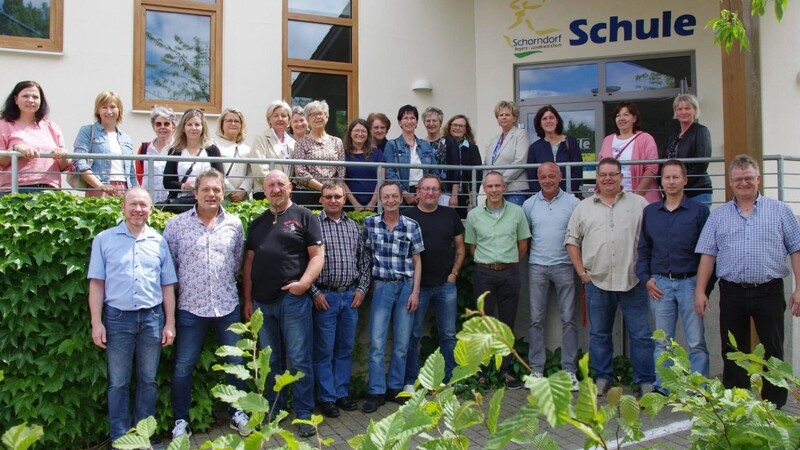 Ein erstes freudiges Wiedersehen nach 40 Jahren gab es für den Einschulungsjahrgang 1976 der Volksschule Schorndorf-Sattelbogen.