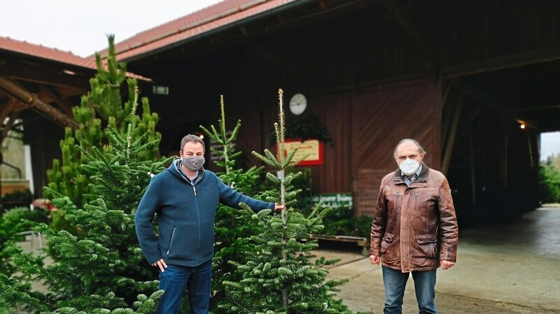 Unterstützt wird die Caritas-Aktion vom Ammerhof in Aunkofen. Dort holten sich Josef Süß (links) und Rolf-Peter Holzleitner die Bäume ab.