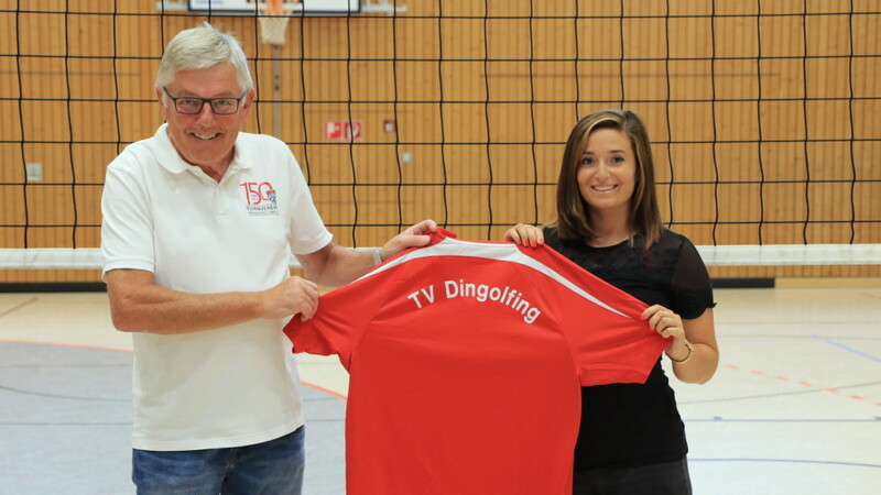 TVD-Vorsitzender Toni Kiebler begrüßte die neue Trainerin Dona Kastrati.