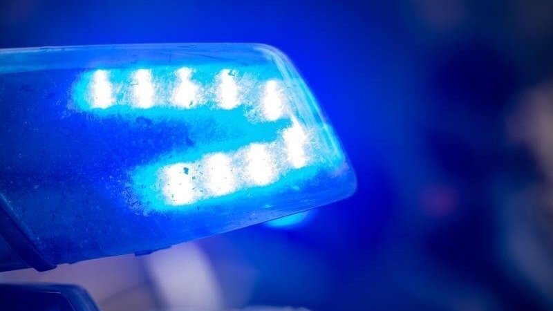 Blaulicht blinkt an einem Polizeiwagen. (Archivbild).