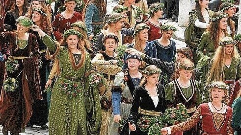 Wer als Edeldame im mittelalterlichen Kostüm am Hochzeitszug teilnehmen möchte, muss erst den Besetzungsausschuss überzeugen. (Archivfoto/jv)