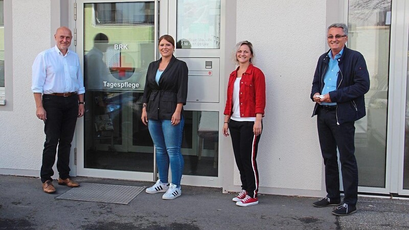 Die Tagespflege Tiefenbach ist wieder offen. Darüber freuen sich BRK-Kreisgeschäftsführer Manfred Aschenbrenner, Denise Vogl, Yvonne Luithardt und Bürgermeister Ludwig Prögler (von links).