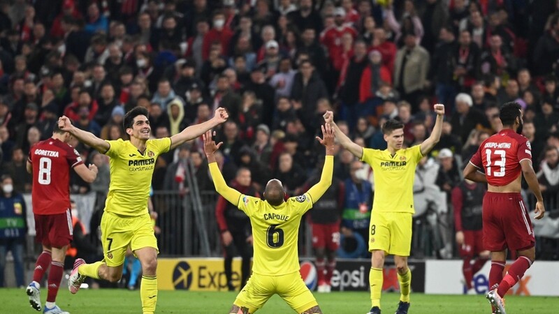 Die Spieler von Villareal feiern nach ihrem späten Treffer zum 1:1. Durch das Unentschieden stehen die Spanier im Halbfinale der Champions League.