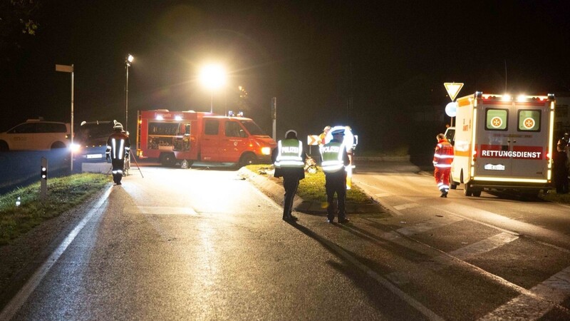 Unfalltragödie am Samstagabend bei Furth im Landkreis Landshut: dabei kam ein 16-jähriger Jugendlicher ums Leben. Die Rottenburger Polizei sucht jetzt nach Zeugen des Unfalls.