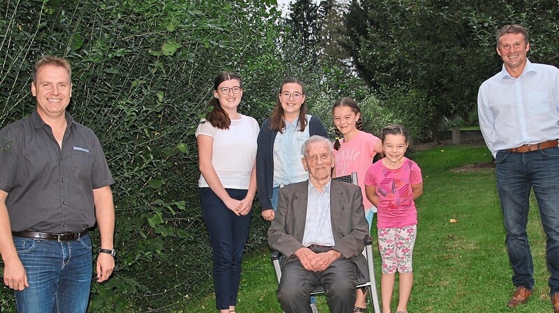 Gratulationen zum 98. Geburtstag von Franz Rockermeier (sitzend) kamen von (v. l.) Gemeinderat Georg Bachmeier und zweitem Bürgermeister Lorenz Selmeier sowie den Jüngsten seiner Familie.