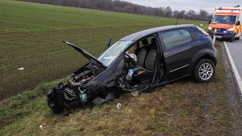 Schwerer Unfall am Montagnachmittag zwischen einem Auto und einem Lkw bei Hengersberg.