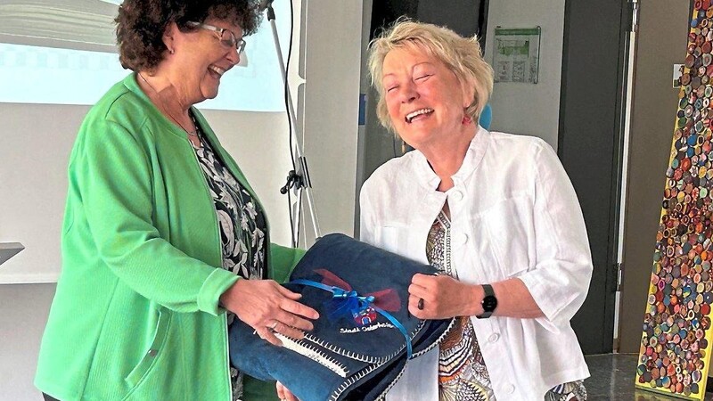 Dass die Zusammenarbeit von Herzlichkeit geprägt war, machte Bürgermeisterin Liane Sedlmeier (l.) deutlich, als sie Susanne Weller die Stadt-Kuscheldecke überreichte.