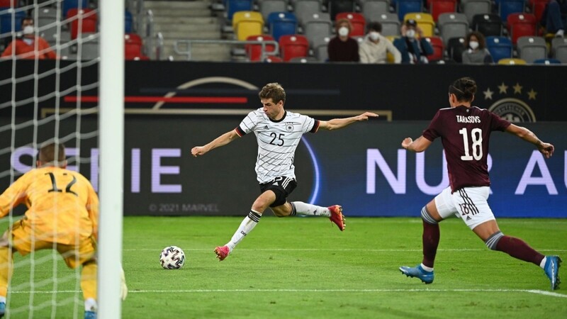 Rückkehr geglückt: Drei Jahre nach seinem letzten Treffer für die deutsche Nationalmannschaft trifft Thomas Müller vom FC Bayern München zum zwischenzeitlichen 3:0 gegen Lettland.