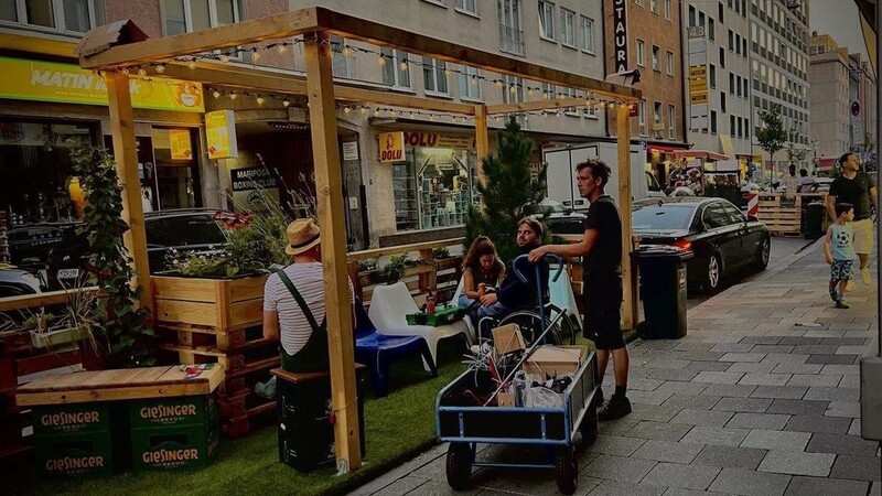 Die Initatoren von Freiraum-Viertel haben für die Landwehrstraße Parklets bebaut und bepflanzt. Das Projekt hat nun einen Preis gewonnen.
