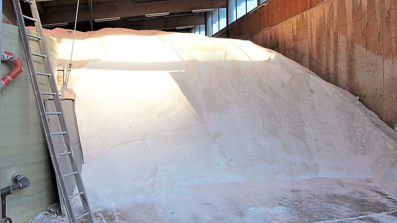 Der Winter kann kommen: 1 300 Tonnen Salz lagern in den Hallen der Straßenmeisterei Bad Kötzting.