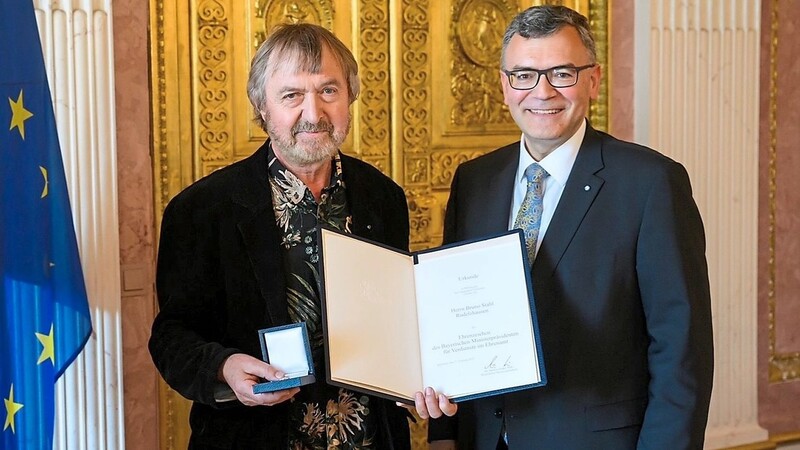Aus den Händen von Staatsminister Florian Herrmann (rechts) erhielt der Rudelzhausener Bruno Stahl das Ehrenzeichen für sein Engagement im Ehrenamt.