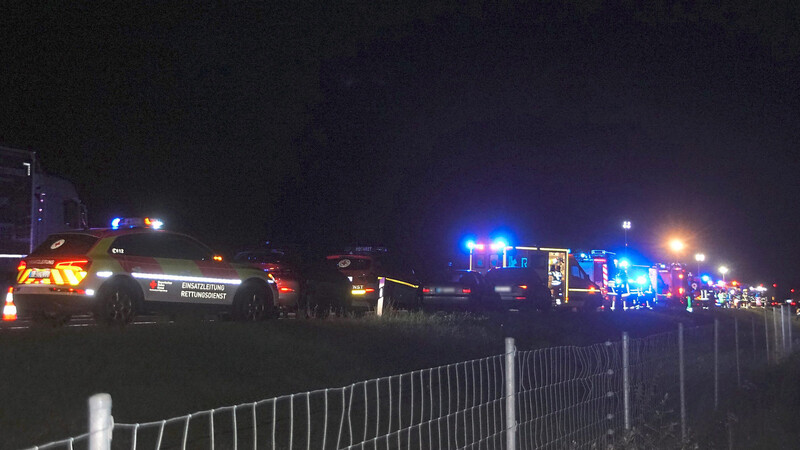 Rettungsfahrzeuge am Abend des 22. August 2019 auf der Autobahn bei Friesheim. Dort war es zu einem tragischen Unfall gekommen, bei dem ein Bursche aus Wörth sein Leben verlor.
