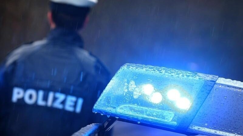 Polizeieinsatz am Montag in Altfraunhofen (Kreis Landshut): Erst hatte der 60-jährige Betrunkene seine Nachbarin gewürgt, dann einen Polizisten verletzt. (Symbolbild)