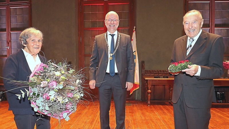 Antonie Schad und Xaver Grüneis freuen sich über die Auszeichnung durch Oberbürgermeister Alexander Putz.