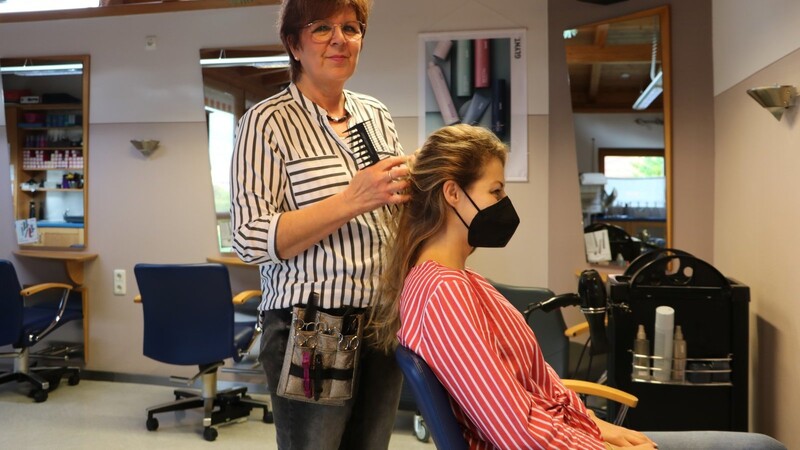 Die 57-jährige Friseurmeisterin arbeitet seit 25 Jahren in ihrem eigenen Haarstudio "Christine Rösner"