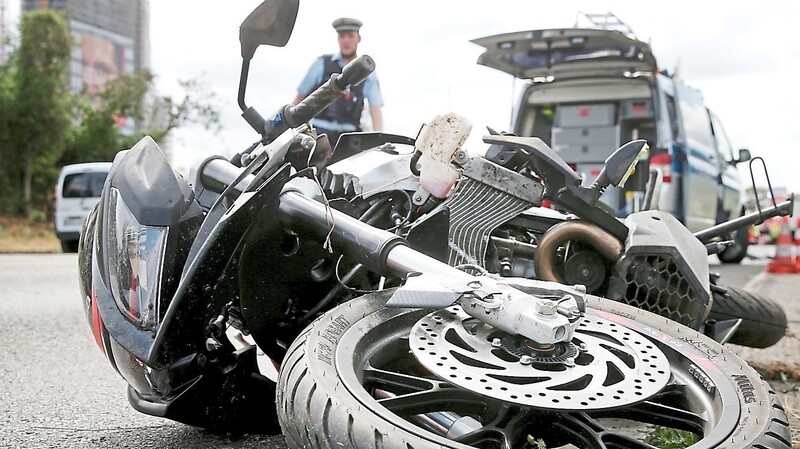 Weil der Mann zu schnell mit seinem Motorrad unterwegs war, kam es zu einem Verkehrsunfall mit zwei weiteren Beteiligten.