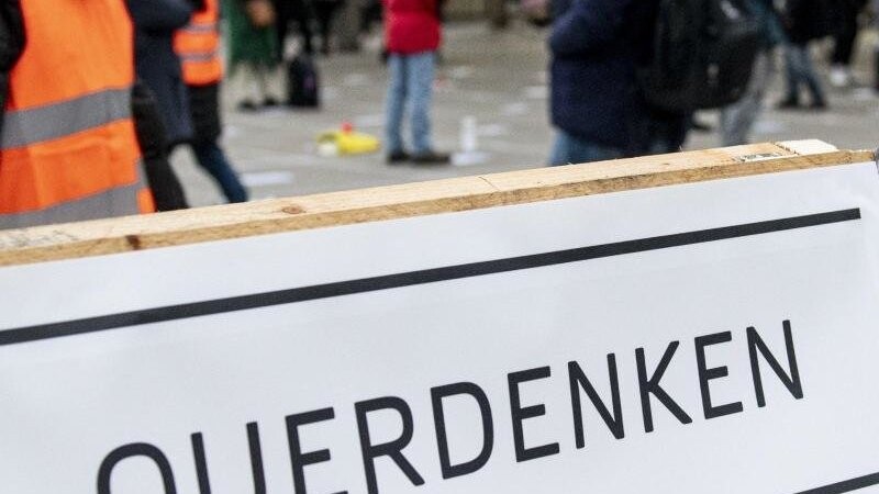 Die Versammlungen und der Autokorso der "Querdenken"-Bewegung in Landshut sind laut dem Abschlussbericht der Polizei friedlich verlaufen. (Symbolbild)