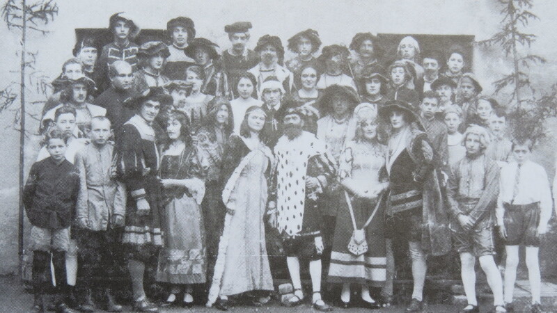Das Theaterensemble des Katholischen Gesellenvereins bei der Aufführung des Trauerspiels "Agnes Bernauer" im November 1926.