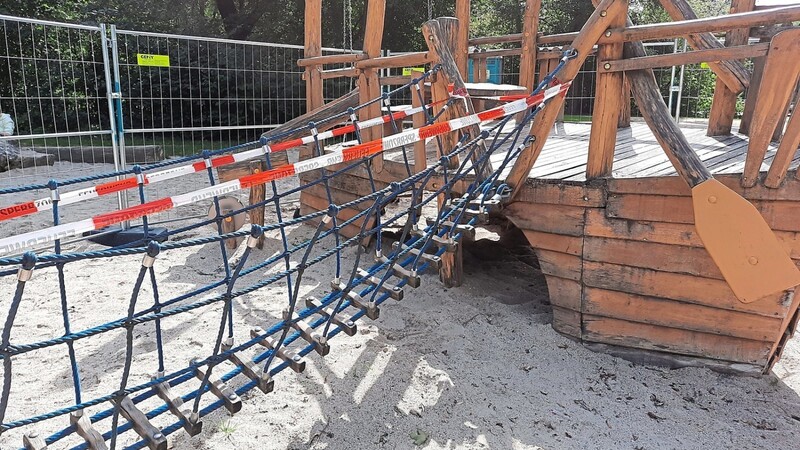 Ein Bauzaun sperrt das Holzschiff samt Hängebrücke am Laga-Gelände derzeit ab.