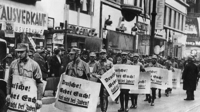 Aufnahme aus dem Jahr 1938: Männer der SA bei einem Hetzmarsch durch die Straßen von Berlin gegen die jüdische Bevölkerung.