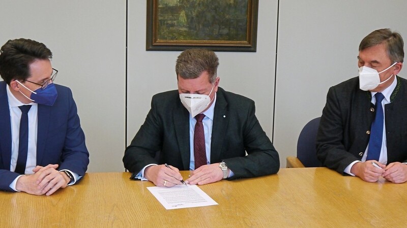 Auch sie unterzeichneten am Freitag die Erklärung (v. l.): Oberbürgermeister Dr. Christian Moser, Landrat Christian Bernreiter und Bernhard Greiler, Leiter der Vhs-Geschäftsstelle Deggendorf.