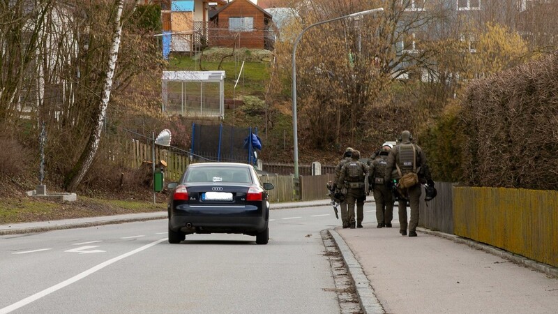 In Altfraunhofen kam am Sonntagnachmittag das Sondereinsatzkommando der Polizei zum Einsatz.