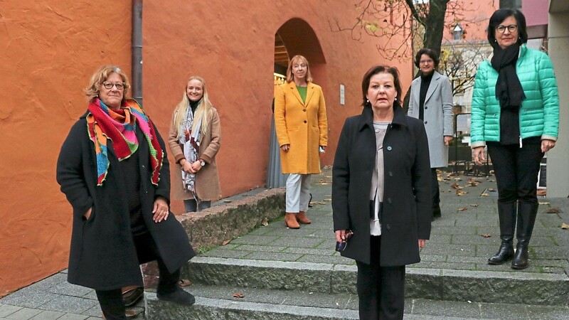 Sie engagieren sich für Frauenrechte (v.l.): Gertrud Gruber, Katharina Dilger, Brigitte Vogel, Hedi Werner, Sonja Ettengruber und Hannelore Christ. Auf dem Bild fehlt Feride Niedermeier.