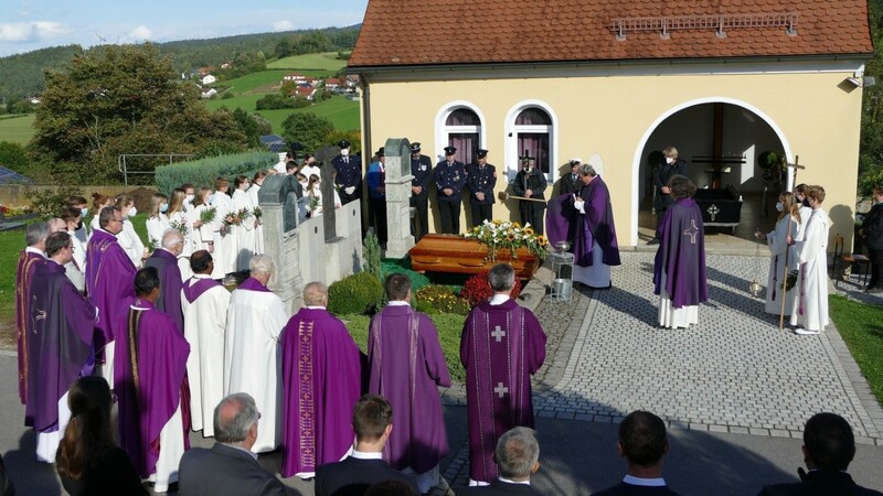 Pfarrer Karl Schmid wurde unter den Augen vieler Pfarrangehöriger, Priester, Diakone und Ministranten im Priestergrab am Rundinger Friedhof zur letzten Ruhe gelegt.