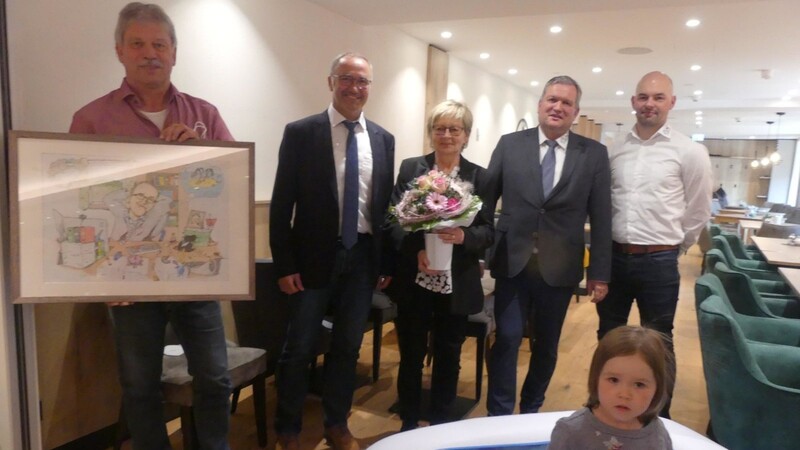 Bei der Geschenkeübergabe: 2. Bürgermeister Heinz Schweiger; Ludwig Holzapfel, seine Ehefrau Ingrid mit Blumen sowie Bürgermeister Hans Laumer und Fabian Pielmeier (v.l.)