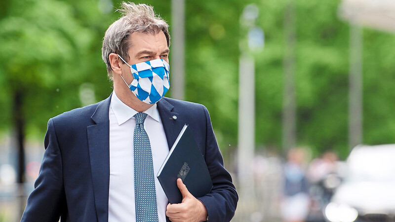 Mit Maske auf dem Weg zur Pressekonferenz: Bayerns Ministerpräsident Markus Söder informierte am Dienstag über weitere Lockerungen der Anti-Corona-Maßnahmen im Freistaat.