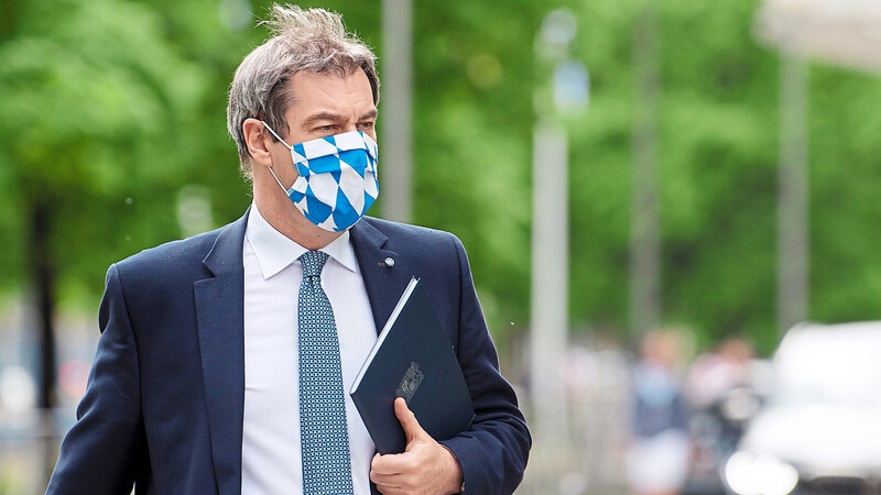 Mit Maske auf dem Weg zur Pressekonferenz: Bayerns Ministerpräsident Markus Söder informierte am Dienstag über weitere Lockerungen der Anti-Corona-Maßnahmen im Freistaat.