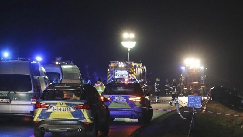 Ein Opel Astra war am Dienstagabend in eine Unfallstelle gefahren und hatte die beiden Polizeibeamten erfasst. (Symbolbild)