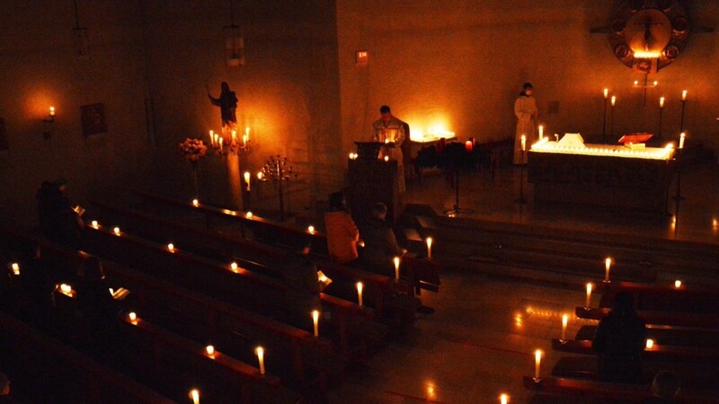 In der nur mit Kerzen beleuchteten Pfarrkirche St. Josef herrschte eine besondere Stimmung.
