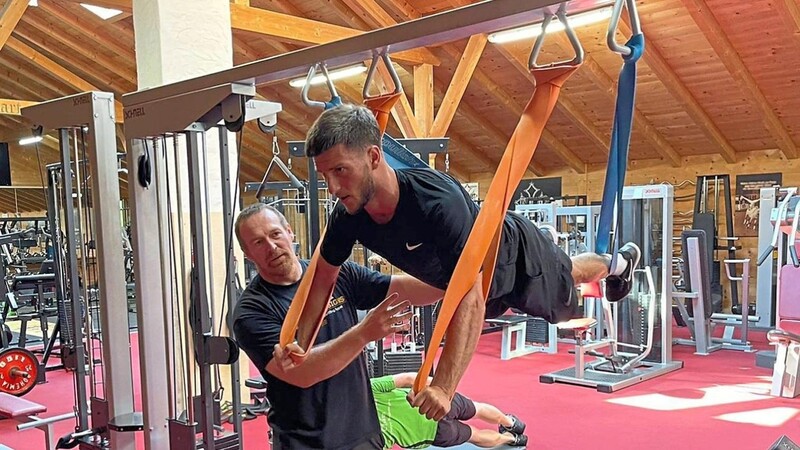 Da kann auch ein Bundesliga-Profi noch was lernen: Für Leon Dajaku (rechts), aktuell in Diensten von Union Berlin, sind viele Übungen von Fitness-Coach Sepp Maurer Neuland.
